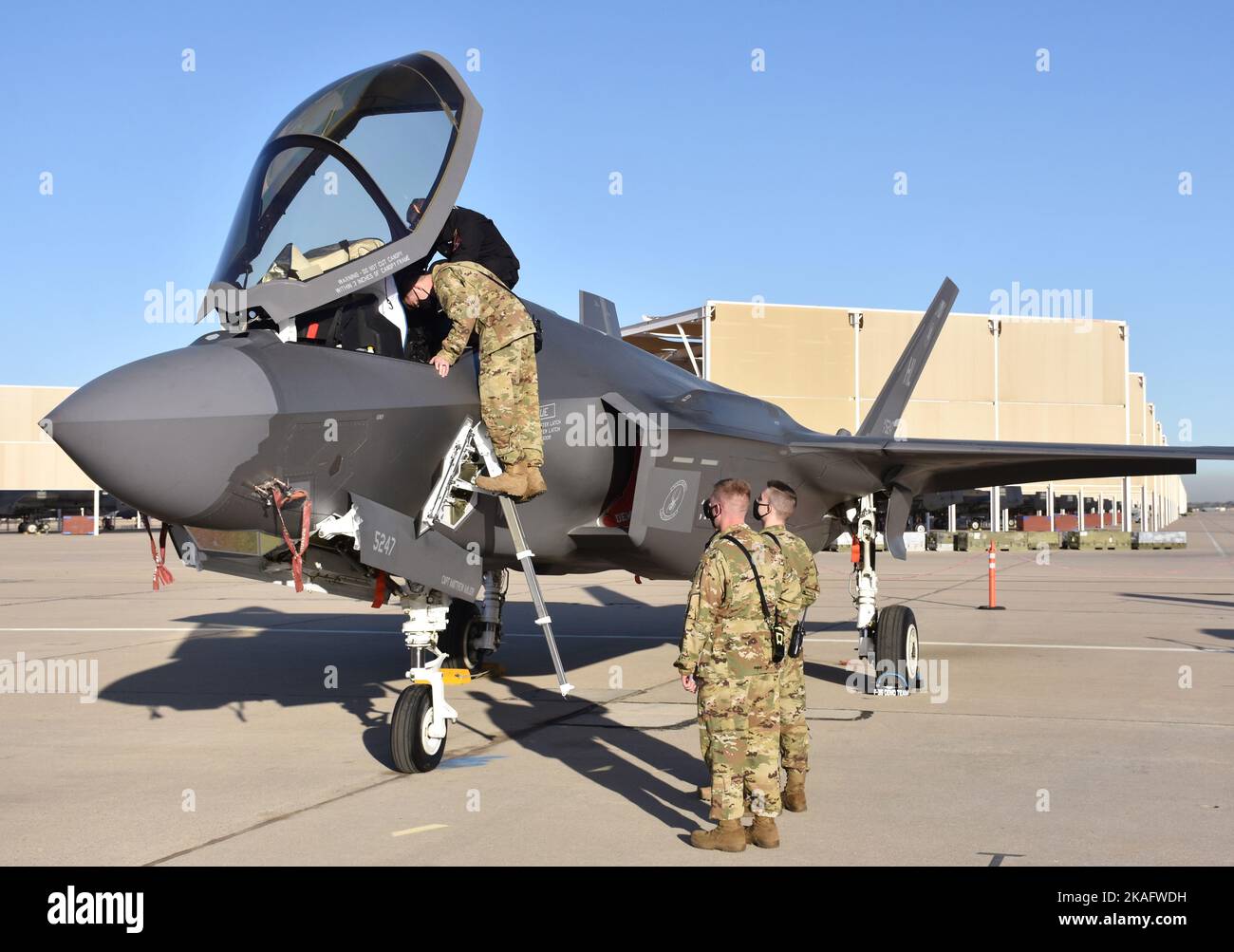 Die Luftwaffenbetreuer arbeiten an einem F-35 Joint Strike Fighter (Lightning II) Jet auf der Luftwaffenbasis Davis Monthan. Diese F-35 wird der Hill Air Force zugewiesen Stockfoto