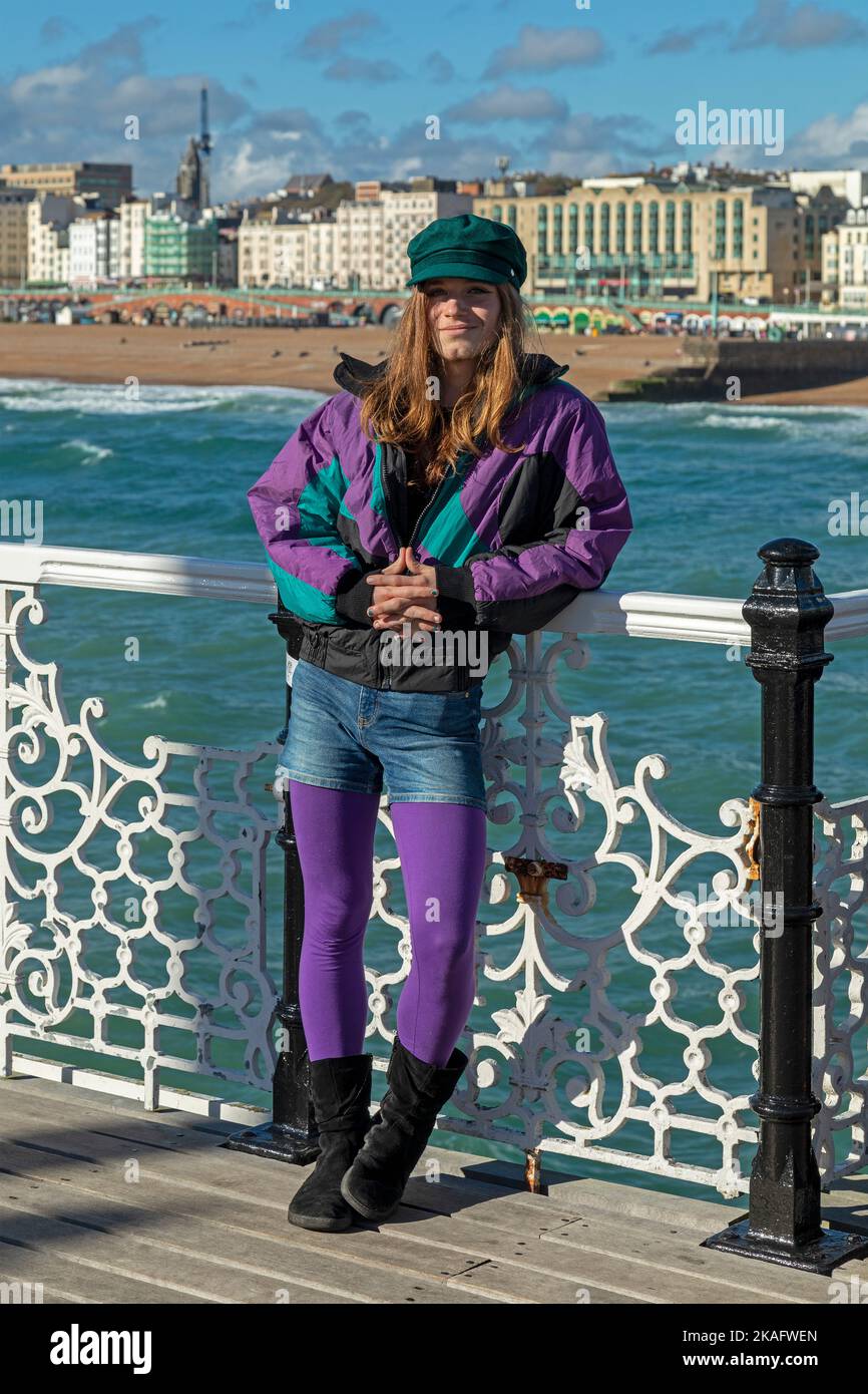 Bunt gekleideter Teenager, Palace Pier, Brigthon, England, Großbritannien Stockfoto