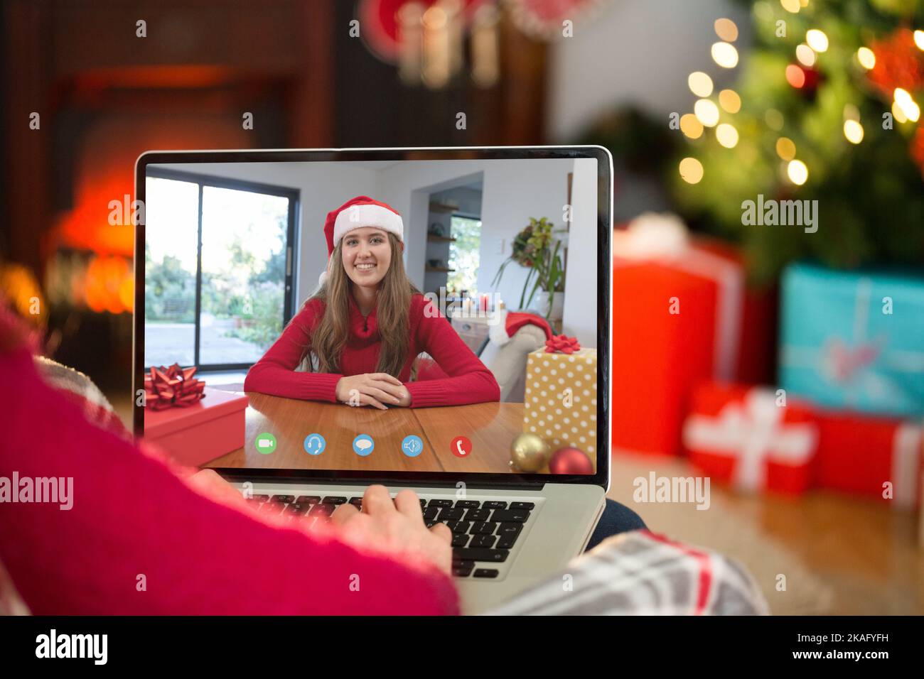 Eine weiße Frau, die Videoanrufe mit einer glücklichen weißen Frau führt Stockfoto