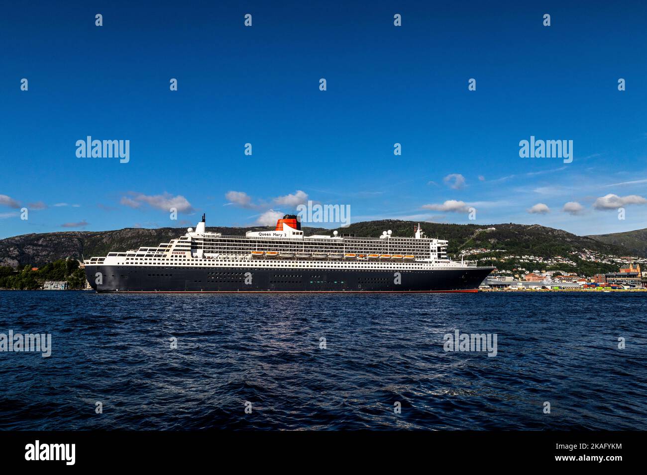 Das Schiff Queen Mary 2 startet am Kai Jekteviksterminalen im Hafen von Bergen, Norwegen. Stockfoto