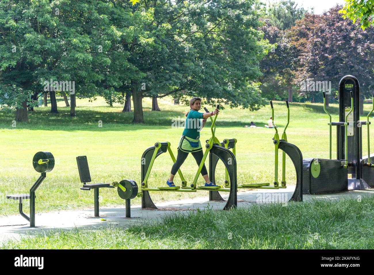 Fitnessstudio im Freien in Southwark Park, Rotherhithe, The London Borough of Southwark, Greater London, England, Großbritannien Stockfoto Fitnessstudio im Freien in Southwark Park, Rotherhithe, The London Borough of Southwark, Greater London, England, Großbritannien Stockfoto