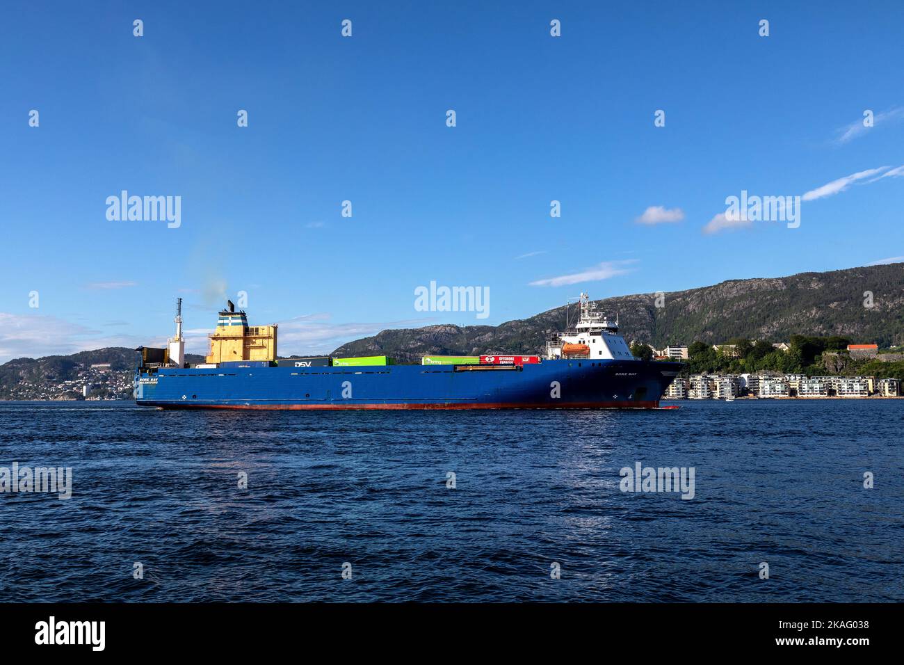 Ro-Ro Schiff Bore Bay auf See, Ankunft im Hafen von Bergen, Norwegen. Stockfoto