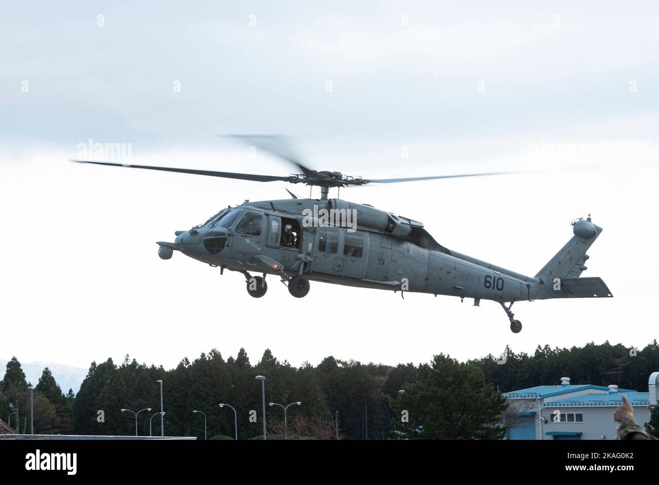 Ein Hubschrauber der US-Marine Sikorsky SH-60 Seahawk mit Hubschrauber-Seekampfgeschwader 12 steigt für die Teilnehmer während des Fuji Friendship Festivals im Combined Arms Training Center Camp Fuji, Shizuoka, Japan, am 29. Oktober 2022 auf. Die Festivalbesucher konnten statische Displays sehen, Live-Unterhaltung hören und mit dem US-Militär und dem Personal der japanischen Selbstverteidigungskräfte interagieren. Das Fuji Friendship Festival ist eine von vielen Veranstaltungen, die Marine Corps Installationen Pacific im gesamten Pazifik organisiert, um die Allianz zwischen Japan und den USA zu stärken und die Fähigkeiten des Marine Corps für die Gastgeber von Nationalbewohnern zu präsentieren. Stockfoto