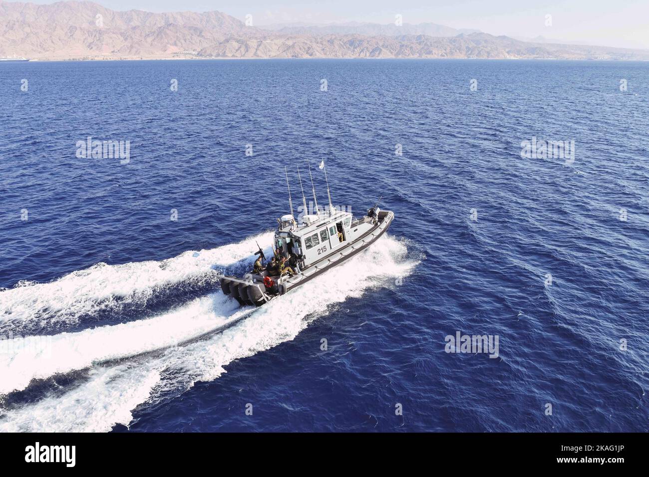 221031-N-RT917-1001 GOLF VON AQABA (31. Oktober 2022) der Lenkraketen-Zerstörer USS the Sullivans (DDG 68), nicht abgebildet, manövriert an der Seite eines israelischen Schnellpatrouillenbootes an der Küste im Golf von Aqaba, 31. Oktober. Die Sullivans werden im Einsatzgebiet der US-Flotte für 5. eingesetzt, um die Sicherheit und Stabilität der Seefahrt im Nahen Osten zu gewährleisten. (USA Navy Foto von LT. M.g Kelly Harris) Stockfoto