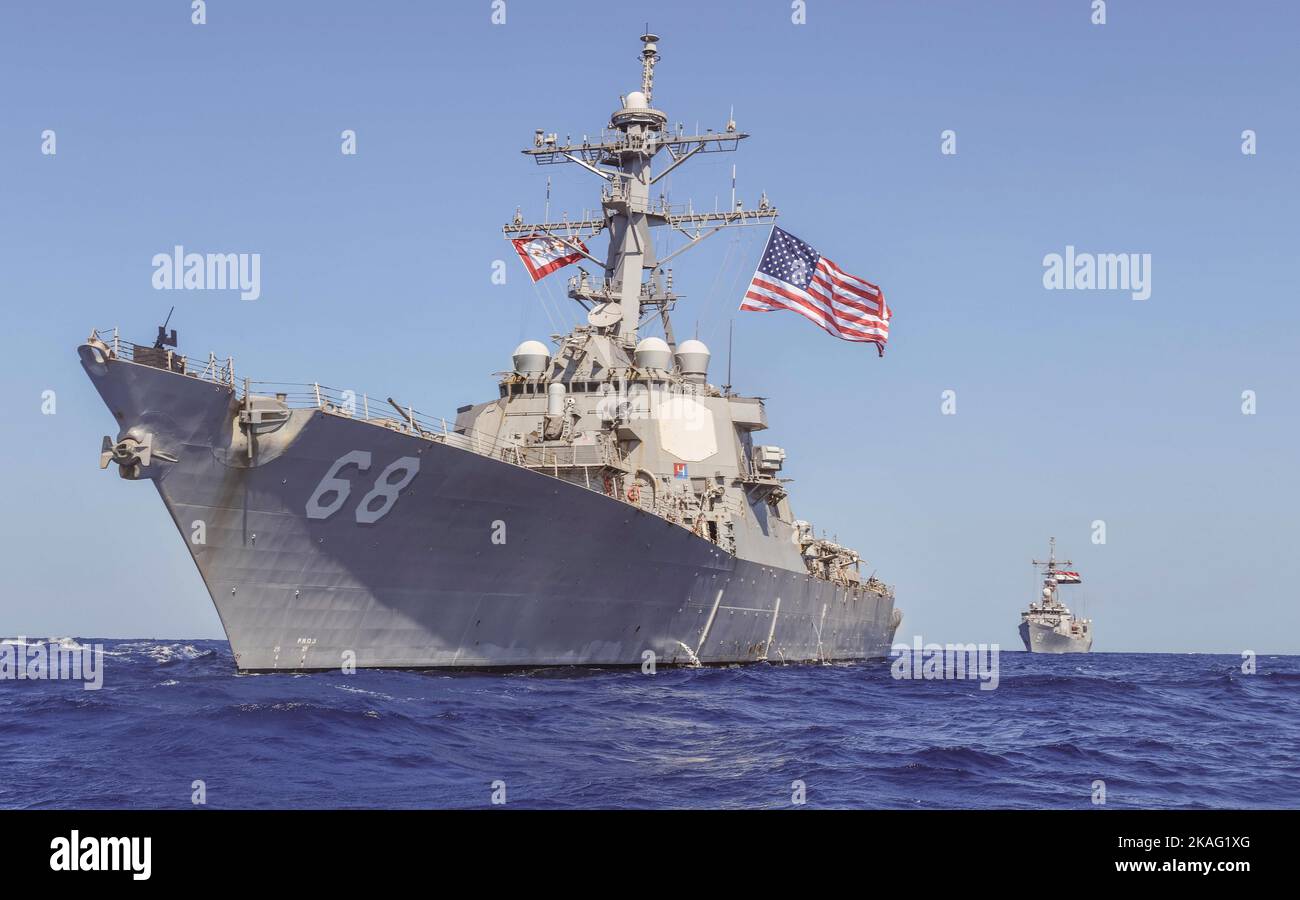 221102-N-RT917-1021 ROTES MEER (NOV 2, 2022) der Raketenjäger USS the Sullivans (DDG 68) segelt am 2. November im Roten Meer neben der Fregatte der ägyptischen Marine ENS Alexandria (F911). Die Sullivans werden im Einsatzgebiet der US-Flotte für 5. eingesetzt, um die Sicherheit und Stabilität der Seefahrt im Nahen Osten zu gewährleisten. (USA Navy Foto von LT. M.g. Kelly Harris) Stockfoto