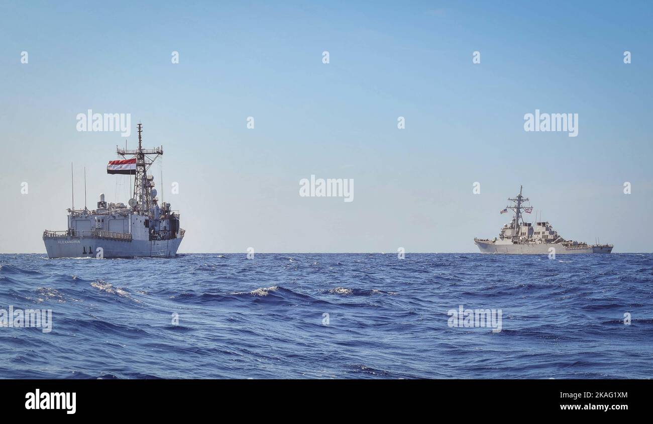 221102-N-RT917-1012 ROTES MEER (NOV 2, 2022) der Raketenjäger USS the Sullivans (DDG 68) segelt am 2. November im Roten Meer neben der Fregatte der ägyptischen Marine ENS Alexandria (F911). Die Sullivans werden im Einsatzgebiet der US-Flotte für 5. eingesetzt, um die Sicherheit und Stabilität der Seefahrt im Nahen Osten zu gewährleisten. (USA Navy Foto von LT. M.g. Kelly Harris) Stockfoto
