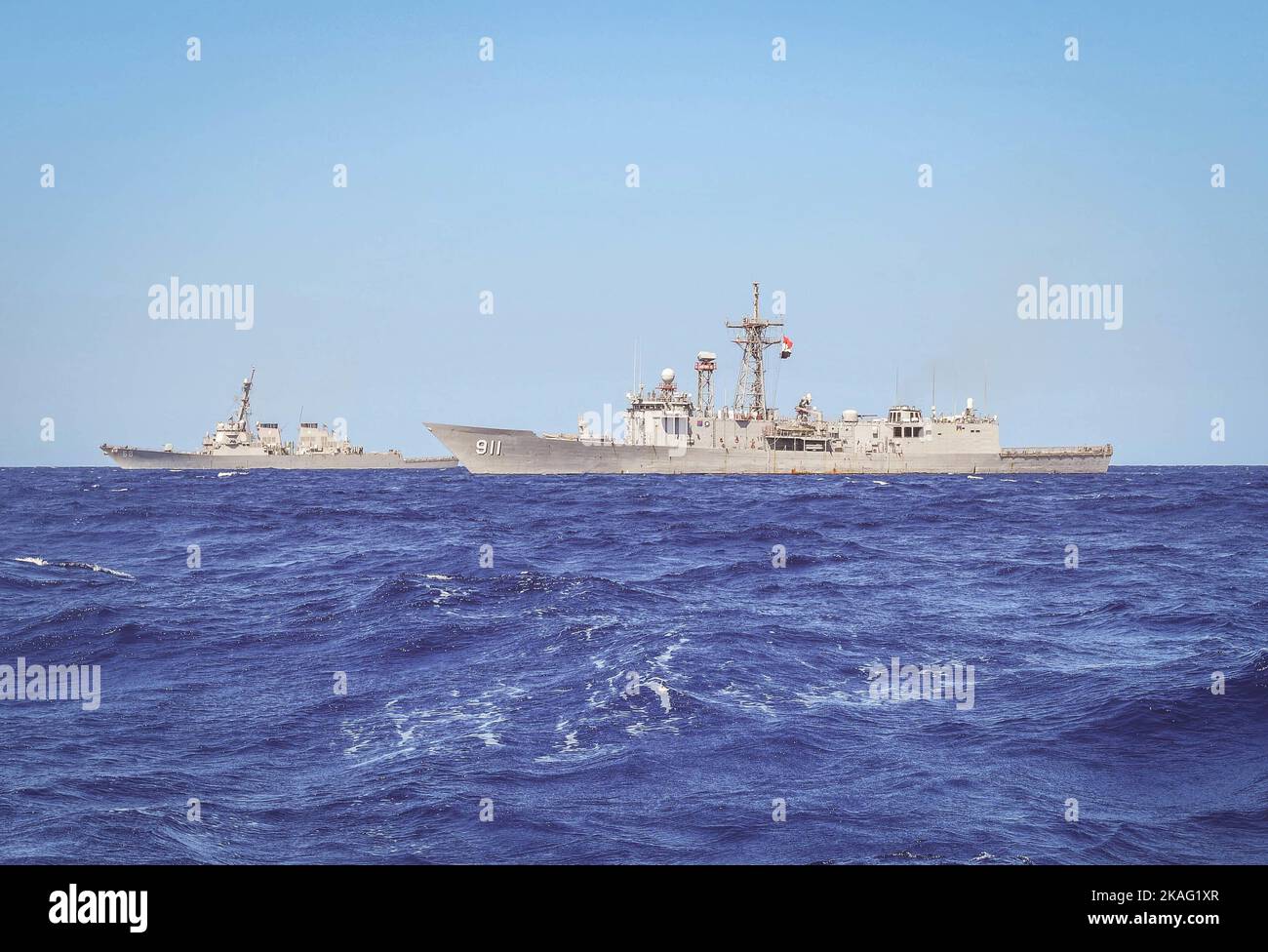 221102-N-RT917-1009 ROTES MEER (NOV 2, 2022) der Raketenjäger USS the Sullivans (DDG 68) segelt am 2. November im Roten Meer neben der Fregatte der ägyptischen Marine ENS Alexandria (F911). Die Sullivans werden im Einsatzgebiet der US-Flotte für 5. eingesetzt, um die Sicherheit und Stabilität der Seefahrt im Nahen Osten zu gewährleisten. (USA Navy Foto von LT. M.g. Kelly Harris) Stockfoto
