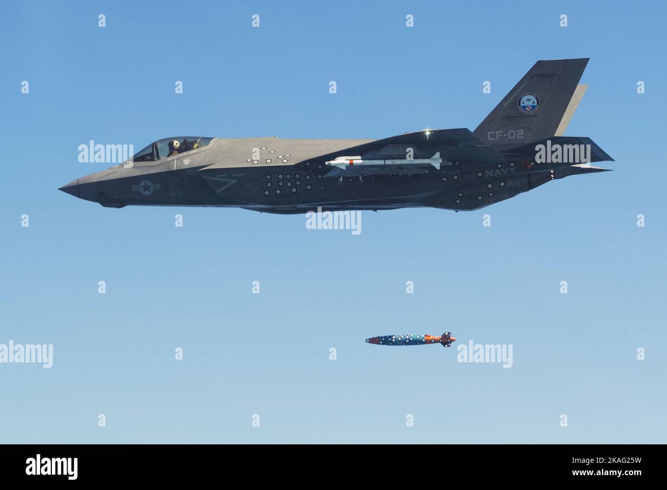 LT Col Jay Zarra pilotiert das F-35C-Testflugzeug CF-2 während einer Waffentrennung eines GBU-38 in zwei Filialen während einer Mission am 9. September 2022 in NAS Patuxent River, MD. Stockfoto