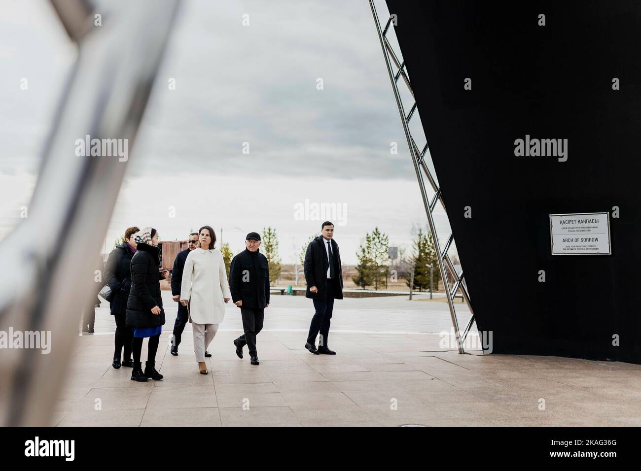 Annalena Baerbock (2L, Bündnis 90/die Grünen), Bundesaußenministerin, fotografiert mit Fariza Askhatova (L), Museumsführerin der ALZHIR-Gedenkstätte, bei einem Besuch der ALZHIR-Gedenkstätte in Astana, 31. Oktober 2022. Baerbock reist zu Gesprächen nach Kasachstan und Usbekistan. Stockfoto