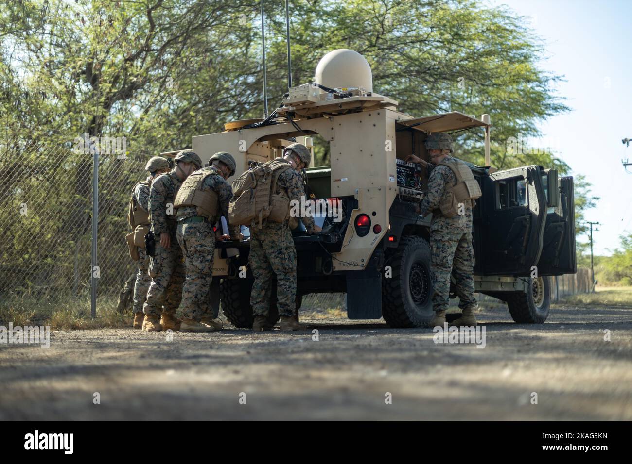 U.S. Marines mit 3D Littoral Anti-Air Bataillon, 3D Marine Littoral Regiment, 3D Marine Division, haben während der Übung Bougainville II in der Pacific Missile Range Facility, Barking Sands, Hawaii, 31. Oktober 2022 Networking on the Move eingerichtet. 3D MLR Verbot eine gegnerische maritime Oberflächenplattform, um Bedingungen für gemeinsame Force Follow-on-Aktionen zu schaffen. BVII ist eine Feldübung, die es dem MLR und seinen untergeordneten Einheiten ermöglicht, Expeditions- und Basisoperationen auf der Insel Oahu durchzuführen. BVII zeigt die Fähigkeit des MLR, eABS während der Ausführung von Kommando und Kontrolle schnell zu etablieren und zu versetzen Stockfoto