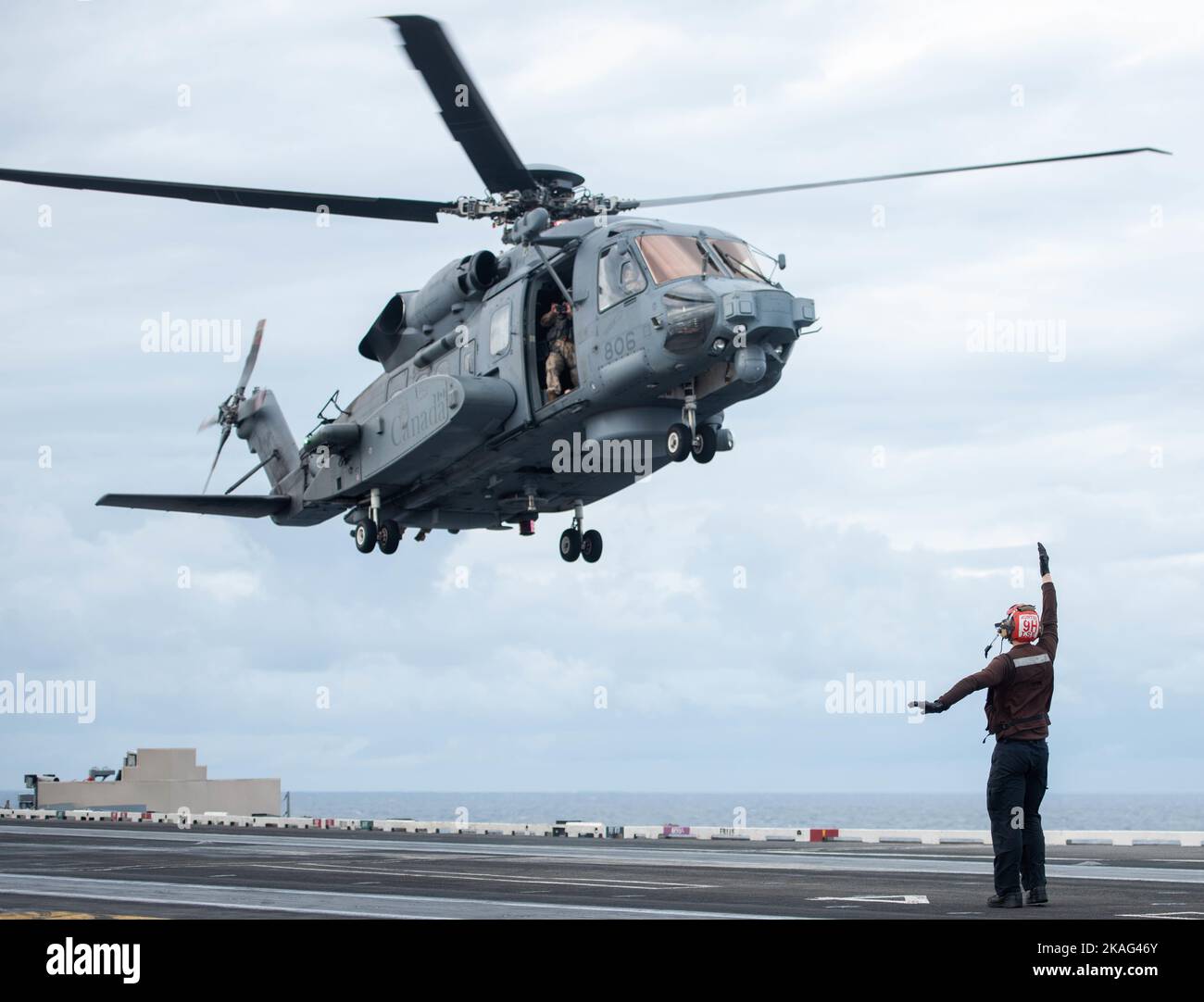 221031-N-UF592-2195 PHILIPPINISCHES MEER (OKT 31, 2022) Ein CH-148 Cyclone-Hubschrauber von HMCS Vancouver bereitet sich auf das Flugdeck des einzigen vorwärts eingesetzten Flugzeugträgers der US-Marine, USS Ronald Reagan (CVN 76), in der philippinischen See vor, 31. Oktober. Ronald Reagan, das Flaggschiff der Carrier Strike Group 5, stellt eine kampfbereite Truppe zur Verfügung, die die Vereinigten Staaten verteidigt und Allianzen, Partnerschaften und kollektive maritime Interessen in der Indo-Pazifik-Region unterstützt. (USA Navy Foto von Mass Communication Specialist 3. Class Eric Stanton) Stockfoto