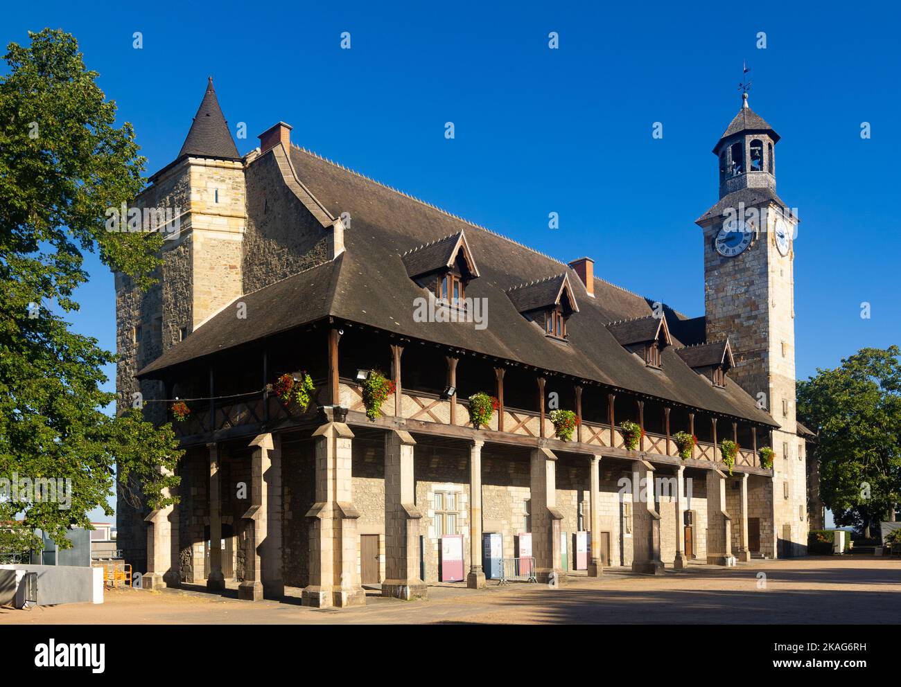 Mittelalterliches Schloss der Herzöge von Bourbon, verziert mit Blumen in Montlucon, Frankreich Stockfoto