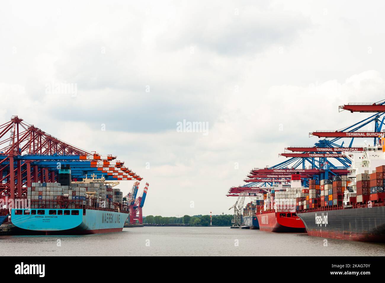 Hamburg. Deutschland - 07. Juli 2014: Containerschiffe verschiedener Reedereien an den Container Terminals Burchardkai und Eurogate in Hamburg. Stockfoto