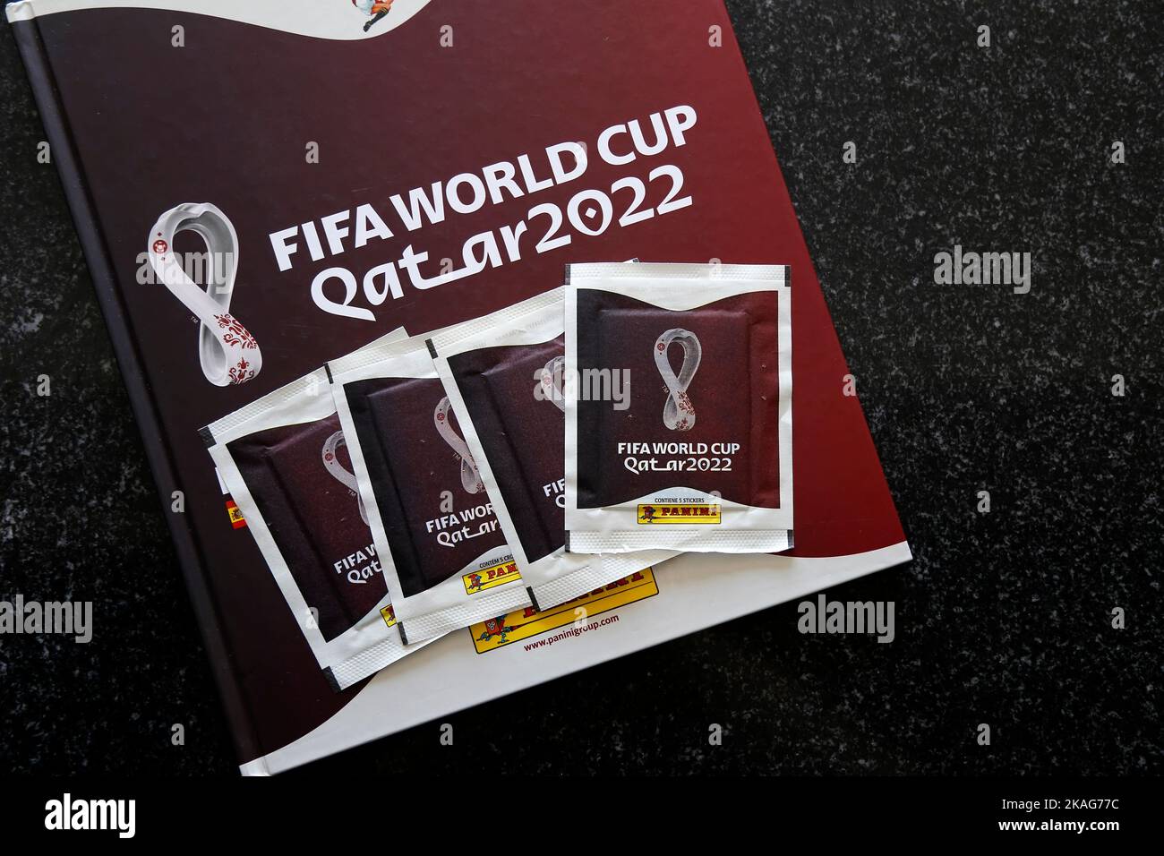 Minas Gerais, Brasilien - 07. September 2022: Selektiver Fokus auf Sticker und Panini 2022 FIFA World Cup Qatar Offizielles lizenziertes Sticker-Album Stockfoto