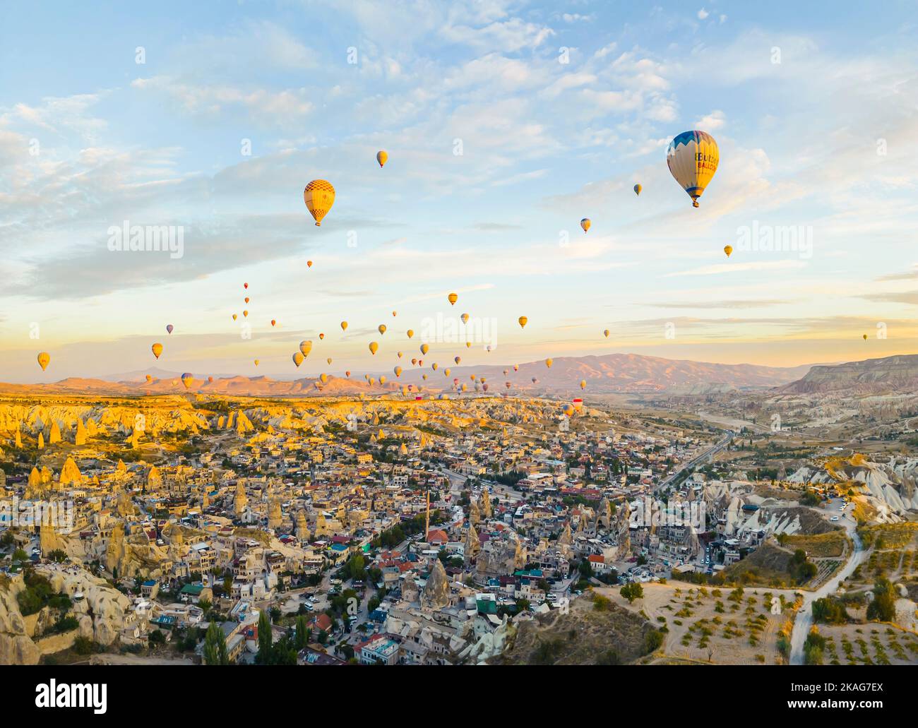 Spektakuläre Drohnen-Ansicht von Heißluftballons Fahrt über die ikonische Kappadokien der Türkei, die unterirdischen Städte und Feenkamine Tal, Felsformationen. Hochwertige Fotos Stockfoto