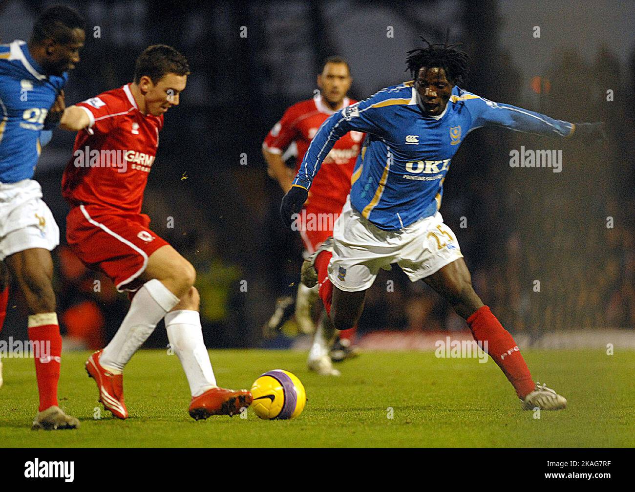 PORTSMOUTH V MIDDLESBORO STEWART DOWNING UNTER DEM DRUCK VON BENJANI PIC MIKE WALKER, 2007 Stockfoto