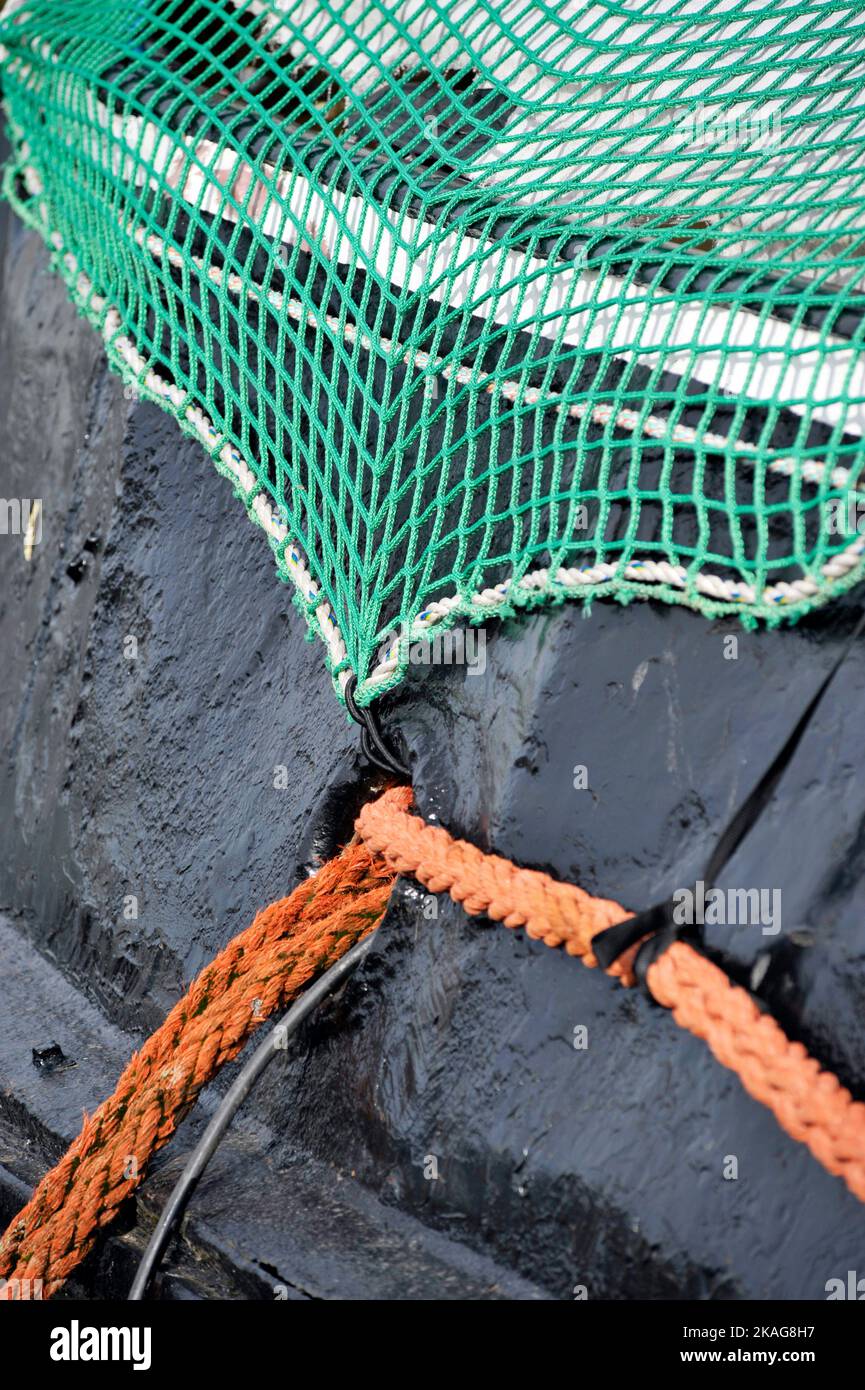 Altes Fischernetz und Bootsabdeckung Stockfoto