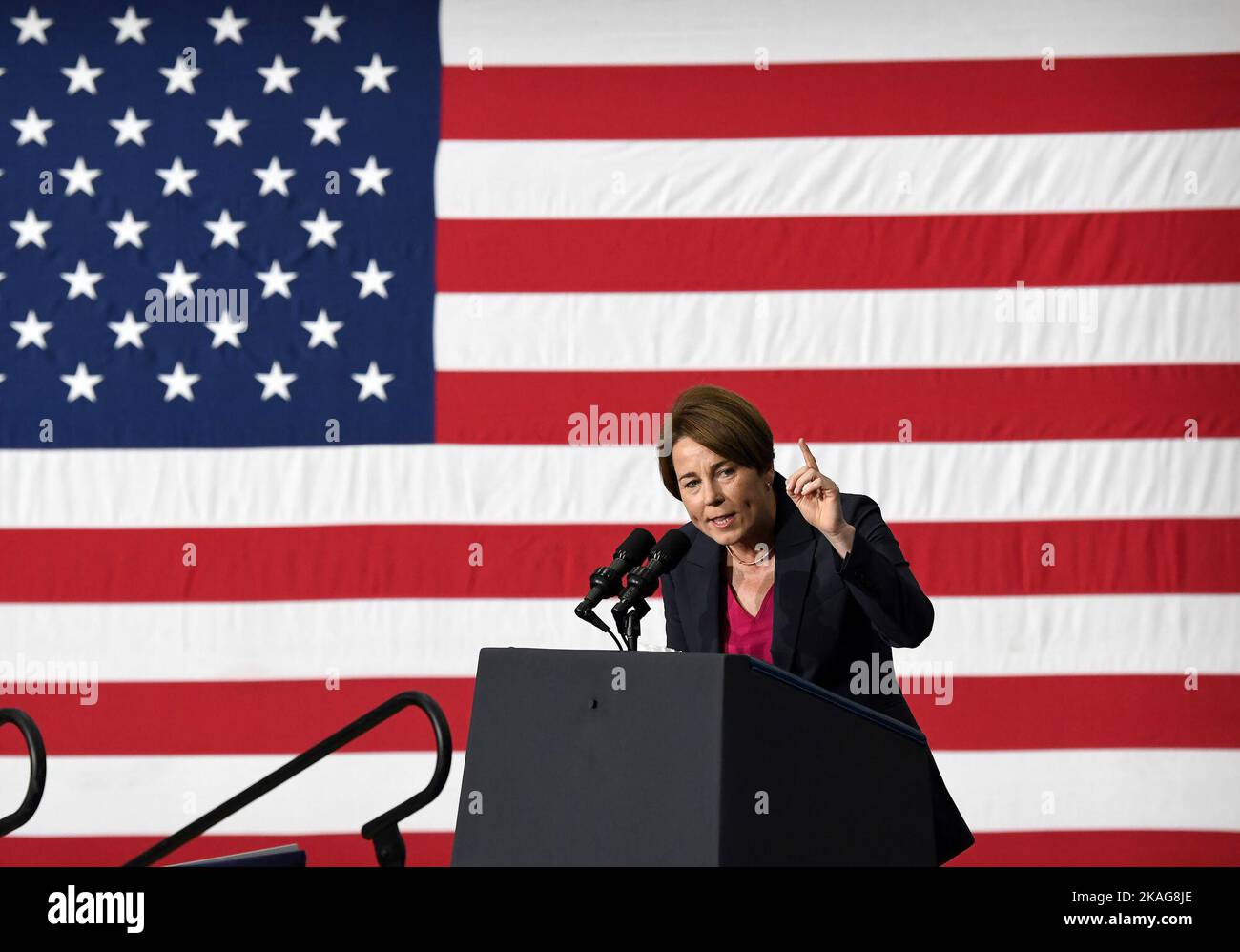 Boston, Usa. 02.. November 2022. Die Kandidatin für den Gouverneur von Massachusetts, Maura Healey, spricht während einer Kundgebung im Reggie Lewis Athletic Center in Boston, Massachusetts, USA, am 02. November 2022 mit ihren Anhängern. Quelle: SIPA USA/Alamy Live News Stockfoto