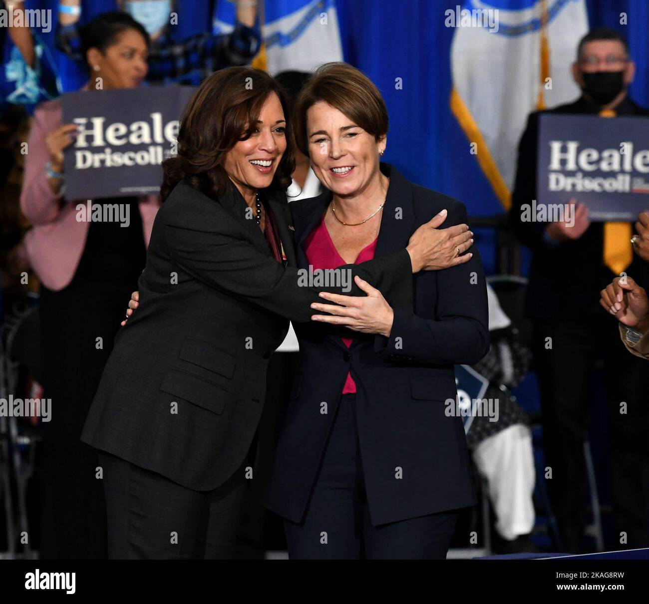 Boston, Usa. 02.. November 2022. Vizepräsident Kamala Harris, linke und Präsidentschaftskandidatin aus Massachusetts, Maura Healey, würdigen ihre Anhänger am Ende einer Kundgebung am Mittwoch, dem 2. November 2022, im Reggie Lewis Athletic Center in Boston, Massachusetts. Foto von Mark Stockwell/UPI Credit: UPI/Alamy Live News Stockfoto