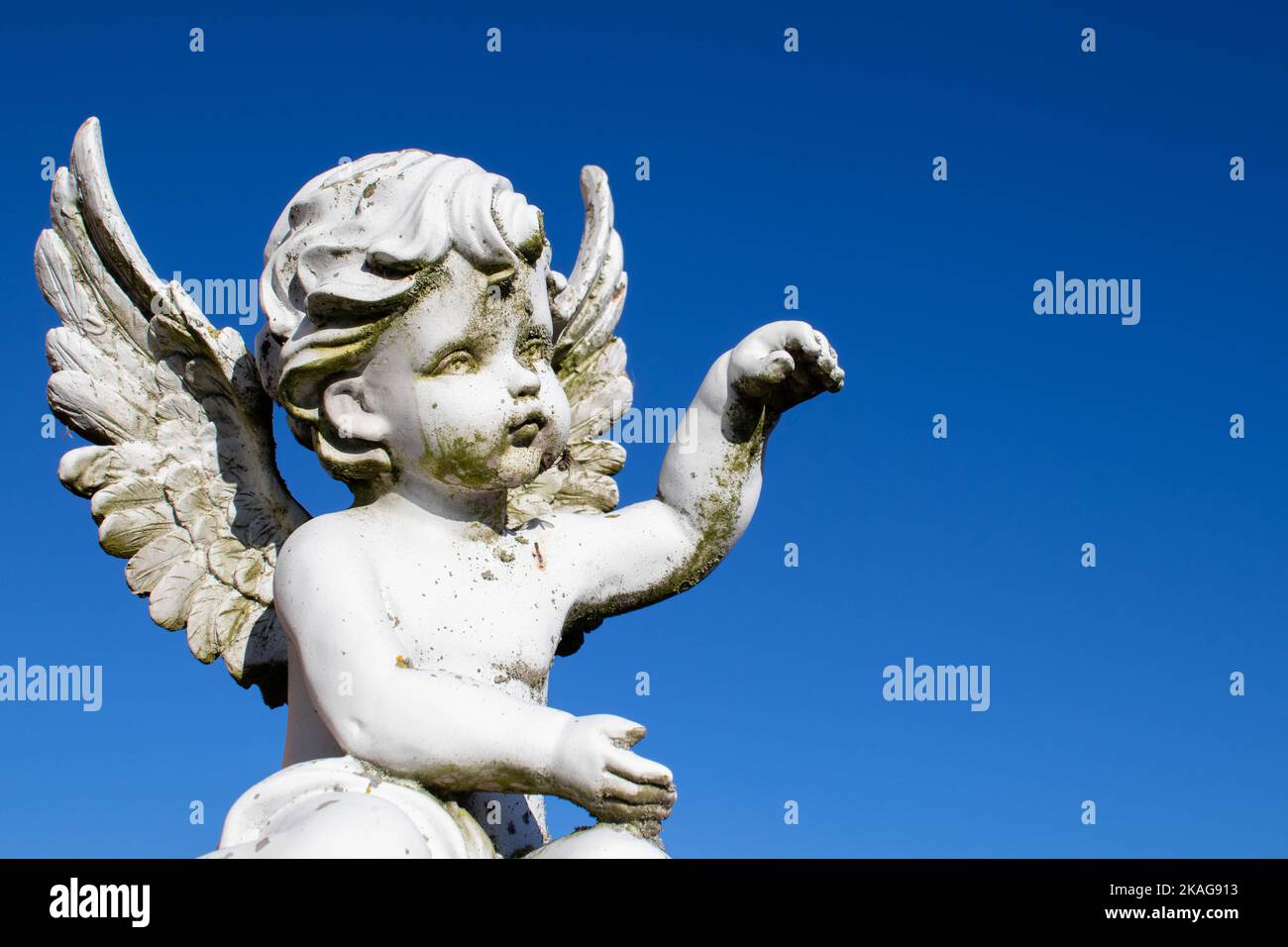 Amor Statue dekoriert Diecut auf weißem Hintergrund mit Pfad. Stockfoto