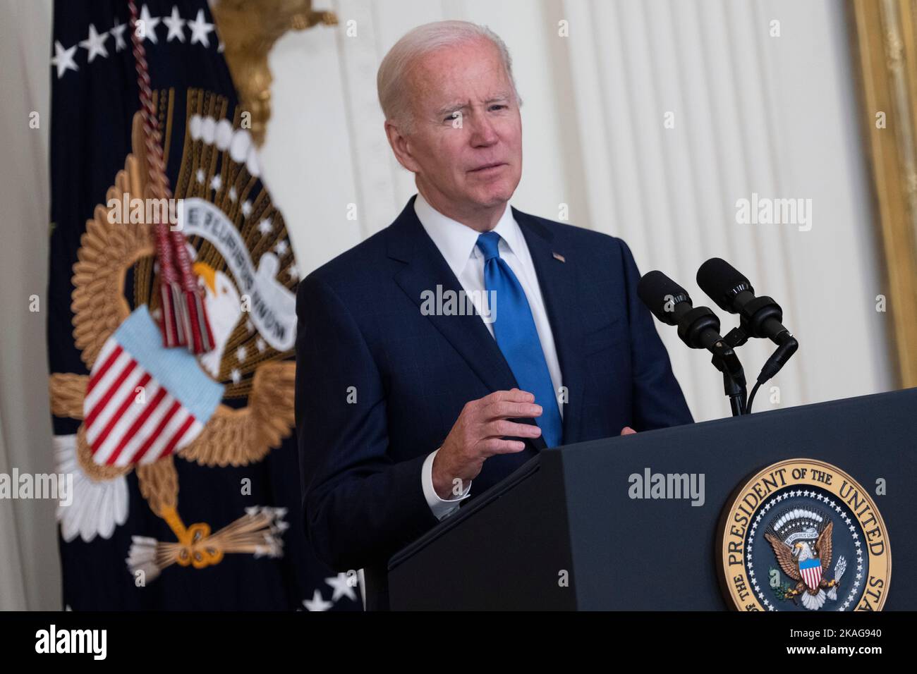 Der Präsident der Vereinigten Staaten, Joe Biden, hält Bemerkungen zu den Bemühungen zur Stärkung der Infrastruktur, indem Arbeitgeber, Gewerkschaften und andere zusammengebracht werden, um Amerikaner für Arbeitsplätze in den Bereichen Breitband, Bau und Fertigung nach Verabschiedung des überparteilichen Gesetzes über Infrastruktur, CHIPS und Wissenschaft, Und das Gesetz zur Inflationsreduzierung im Weißen Haus in Washington, DC, am Mittwoch, den 2. November 2022. Kredit: Chris Kleponis/CNP Stockfoto