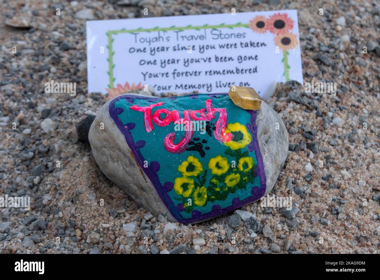 Die Szene am Wangetti Beach in der Nähe von Cairns in North Queensland, in der Toyah Cordingley 2018 ermordet wurde. In ihrem Gedächtnis wurde ein Schrein geschaffen. Stockfoto