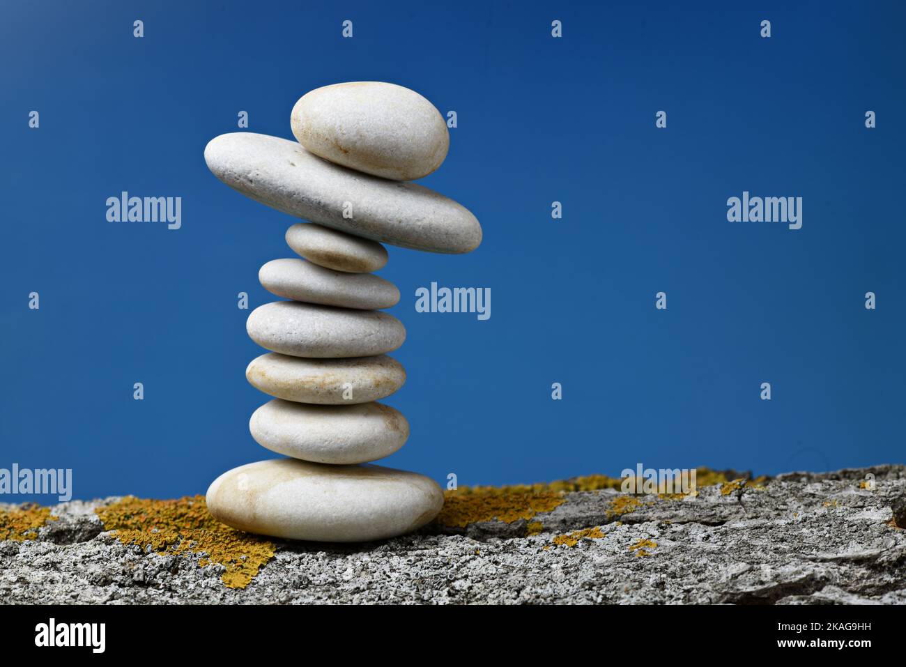 Montón de piedras zen en equilibrio sobre fondo azul Stockfoto