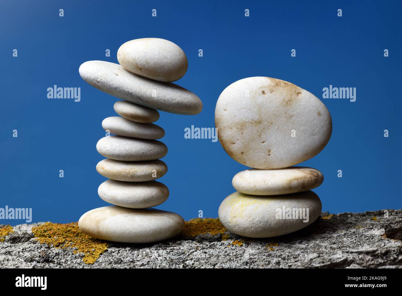Montón de piedras zen en equilibrio sobre fondo azul Stockfoto