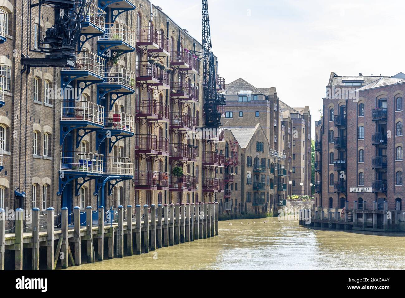 Historische Lagerhäuser am St Saviors Dock, Mill Street, Bermondsey, dem Londoner Stadtteil Southwark, Greater London, England, Vereinigtes Königreich Stockfoto
