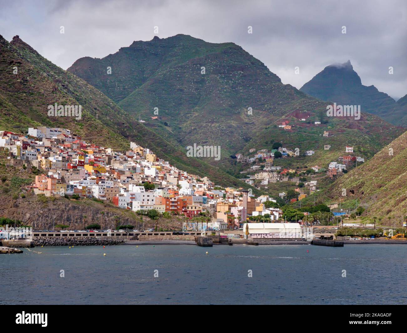 Blick vom Meer auf die kleine Stadt San Andres auf der Kanarischen Insel Teneriffa. Im Hintergrund die Ausläufer des Anaga-Gebirges. Stockfoto