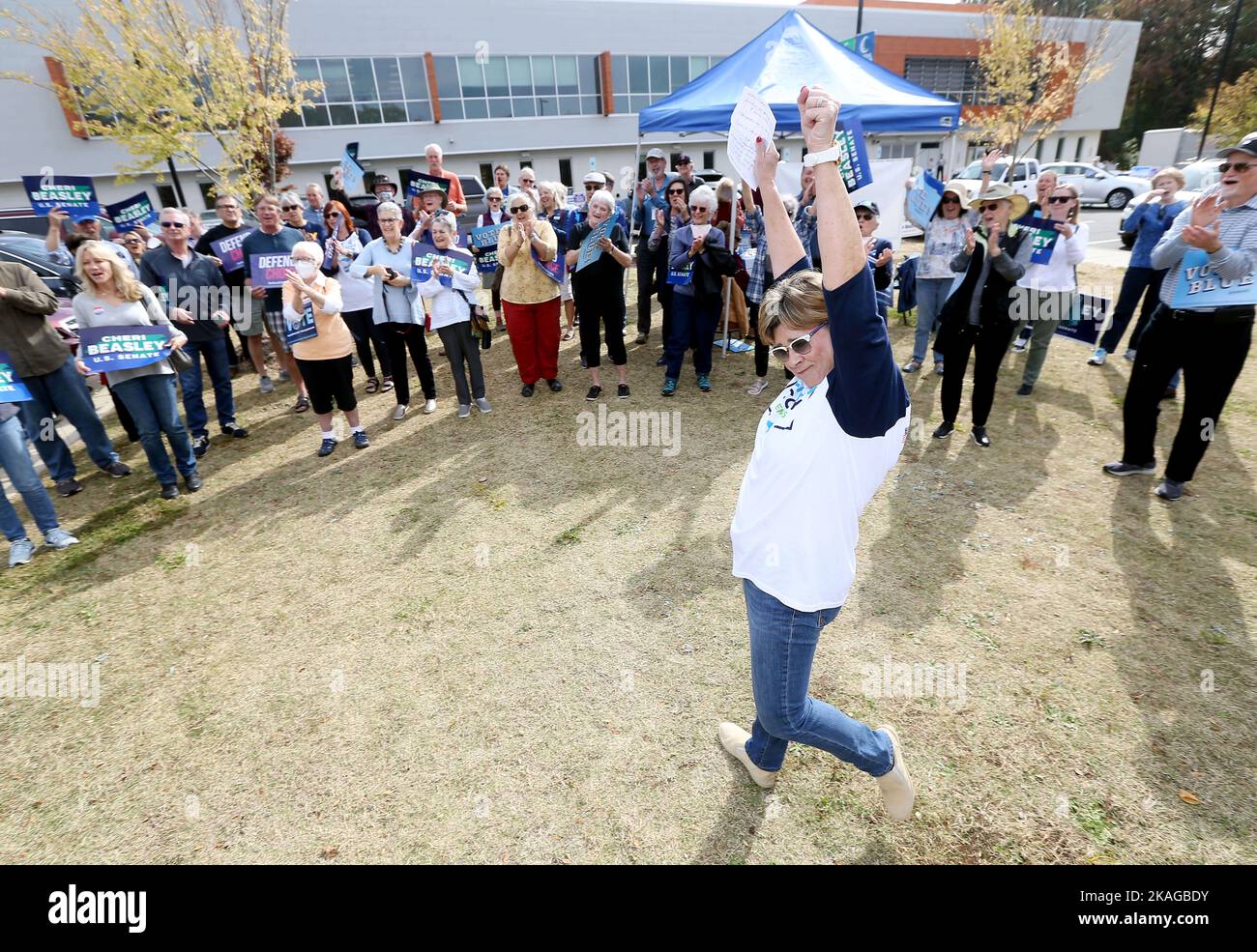 PITTSBORO, North Carolina, USA. 2.. November 2022. LIZ GUINAN, Vorsitzende der Demokratischen Partei im Chatham County, feuert die Menge an, bevor sie die Kandidatin des NC-Senats Beasley vorstellt, die während eines Wahlbesuchs am Central Carolina Community College als Teil von ihr für die Menschen sprach: Get Out the Vote Tour. Beasley sprach über ihre Kandidatur, wofür sie im US-Senat kämpfen wird und über die Bedeutung dieser Wahl. (Bild: © Bob Karp/ZUMA Press Wire) Stockfoto
