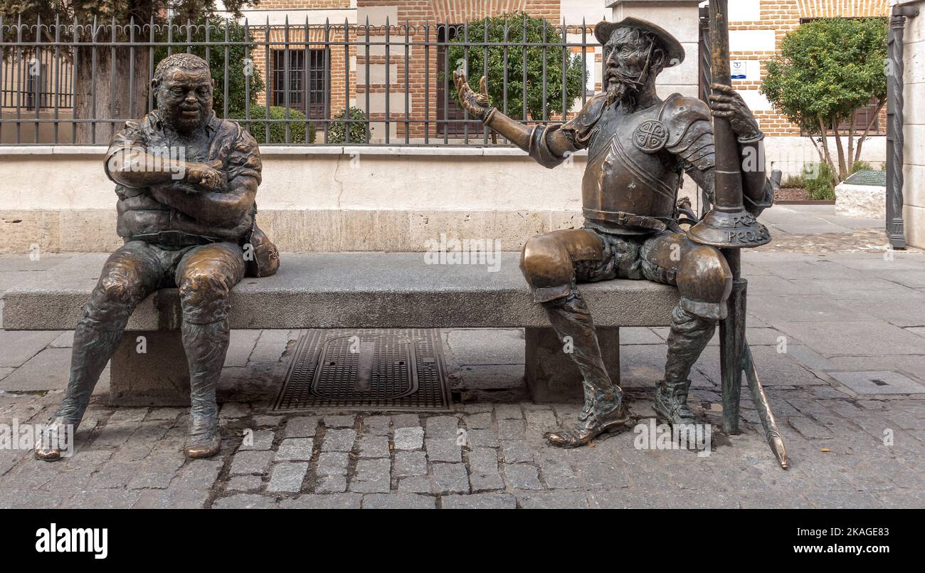 Statuen von Don Quixote und Sancho Panza sitzen auf einer Bank vor dem Geburtsort von Miguel de Cervantes Savedra, Alcala de Henares in der Nähe von Madrid, Spanien Stockfoto