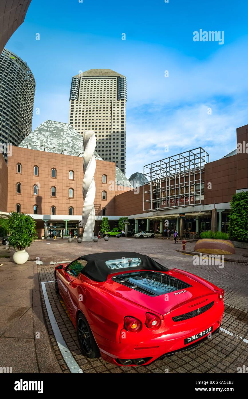 Millenia Walk ist ein modernes Einkaufszentrum mit Modegeschäften, globalen Restaurants und einem Harvey Norman-Geschäft für Möbelelektronik. Stockfoto