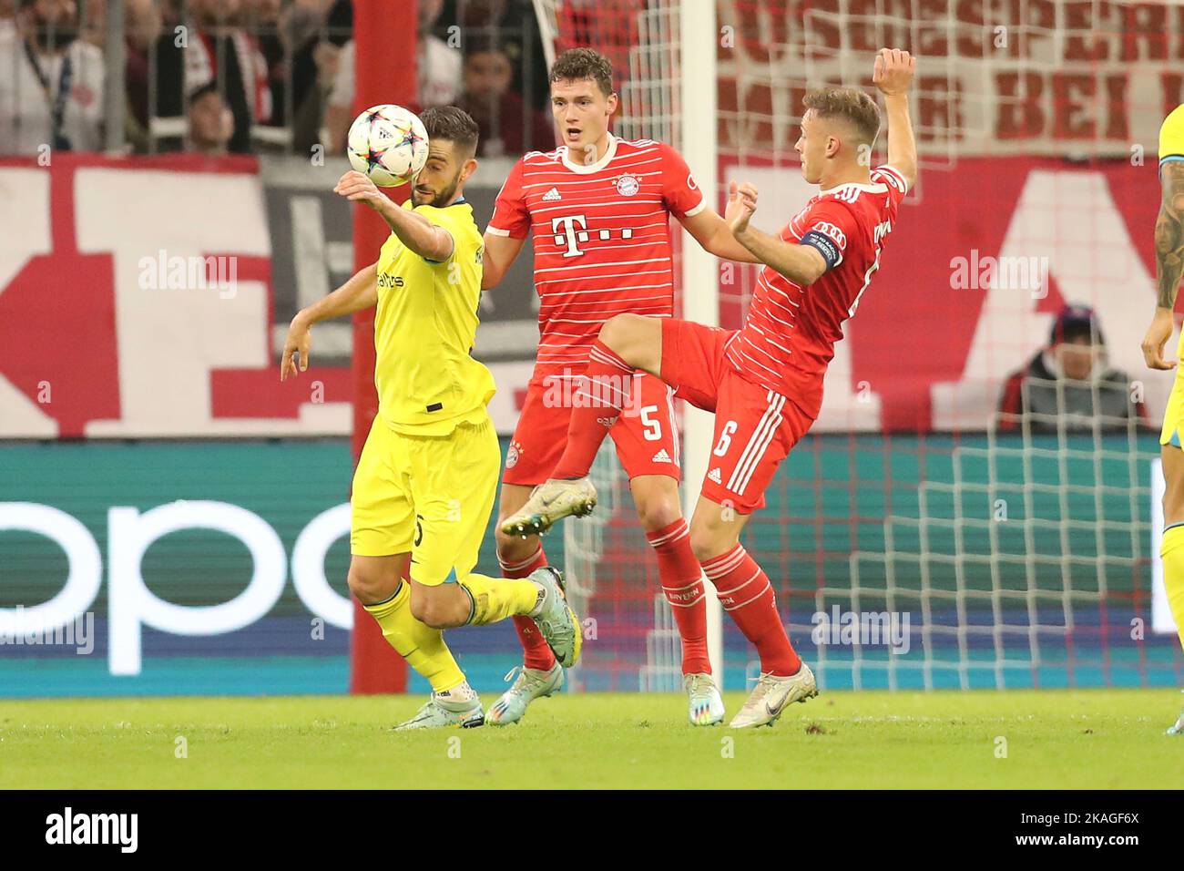 München, Deutschland. 01. Nov, 2022. firo : 01.11.2022, Fußball, Champions League, Saison 2022/2023, 6. Gruppenspiel FC Bayern München - Inter Mailand 2:0, Roberto Gagliardini, Inter Mailand, Inter, Joshua Kimmich, FC Bayern München, München, FCB, Vollständige Zahl, Duels, Quelle: dpa/Alamy Live News Stockfoto