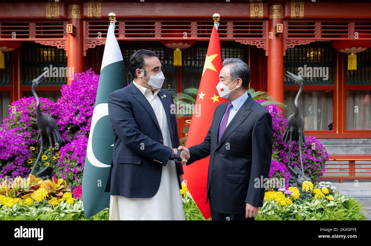 Peking, China. 2.. November 2022. Der chinesische Staatsrat und Außenminister Wang Yi trifft sich mit dem pakistanischen Außenminister Bilawal Bhutto Zardari, 2. November 2022. Quelle: Zhai Jianlan/Xinhua/Alamy Live News Stockfoto