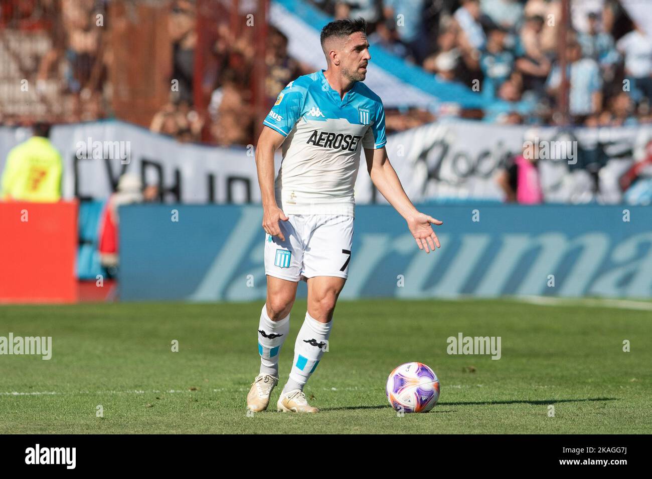 Buenos Aires, Argentinien. 02.. November 2022. Gabriel Hauche vom Racing Club in Aktion beim Halbfinale der Trofeo De Campeones zwischen Tigre und Racing Club im Tomás Adolfo Ducó Stadion (Estadio Tomás Adolfo Ducó). Endergebnis: Tigre 2:3 Racing Club. Kredit: SOPA Images Limited/Alamy Live Nachrichten Stockfoto