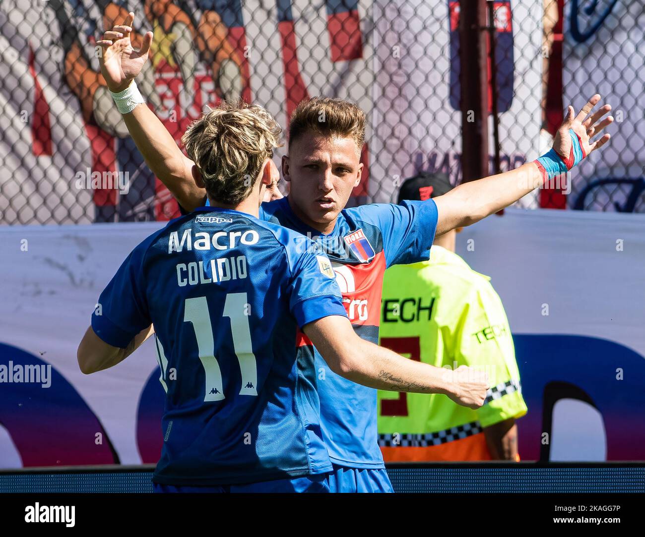 Buenos Aires, Argentinien. 02.. November 2022. Mateo Retegui (R) von Tigre feiert mit seinem Teamkollegen, nachdem er beim Halbfinalspiel Trofeo De Campeones zwischen Tigre und Racing Club im Tomás Adolfo Ducó Stadium (Estadio Tomás Adolfo Ducó) ein Tor erzielt hat. Endergebnis: Tigre 2:3 Racing Club. Kredit: SOPA Images Limited/Alamy Live Nachrichten Stockfoto