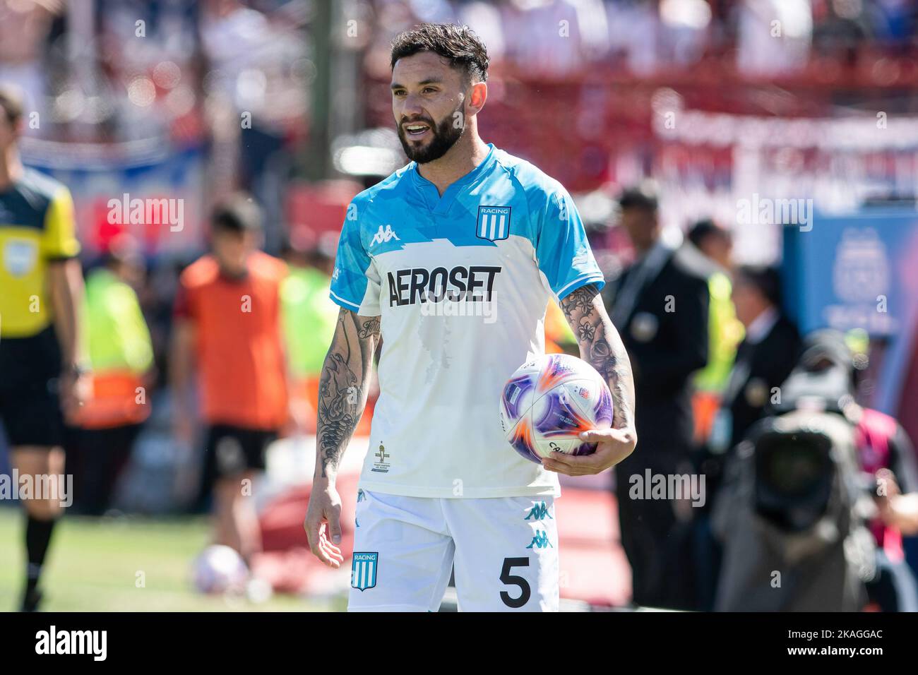 Buenos Aires, Argentinien. 02.. November 2022. Eugenio Mena vom Racing Club, der während des Halbfinals der Trofeo De Campeones zwischen Tigre und dem Racing Club im Tomás Adolfo Ducó Stadion (Estadio Tomás Adolfo Ducó) gesehen wurde. Endergebnis: Tigre 2:3 Racing Club. (Foto: Manuel Cortina/SOPA Images/Sipa USA) Quelle: SIPA USA/Alamy Live News Stockfoto