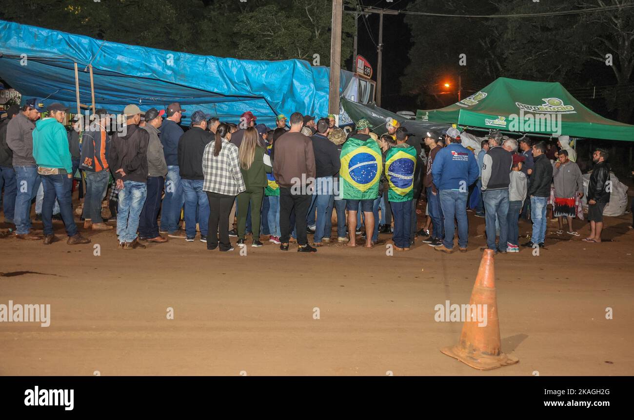 PEABIRU, PR - 02.11.2022: PELO SEGUNDO DIA BOLSONARISTAS FECHAM BR - am zweiten Tag waren die Demonstranten unzufrieden mit der Wahlniederlage vom vergangenen Sonntag (30), Der neue brasilianische Präsident Luiz Inácio Lula da Silva, Anhänger von Jair Bolsonaro, blockierte die Autobahn BR-158 zwischen Campo Mourão und Engenheiro Beltrão in der Region des Mittleren Westens von Paraná. Der Protest verursachte Staus auf der Autobahn über fünf Kilometer lang und zwang Personenkraftwagenfahrer, in die falsche Richtung zu fahren oder auf Landstraßen nach Alternativen zu suchen, um der Verwirrung auf der Straße zu entkommen. The High Stockfoto