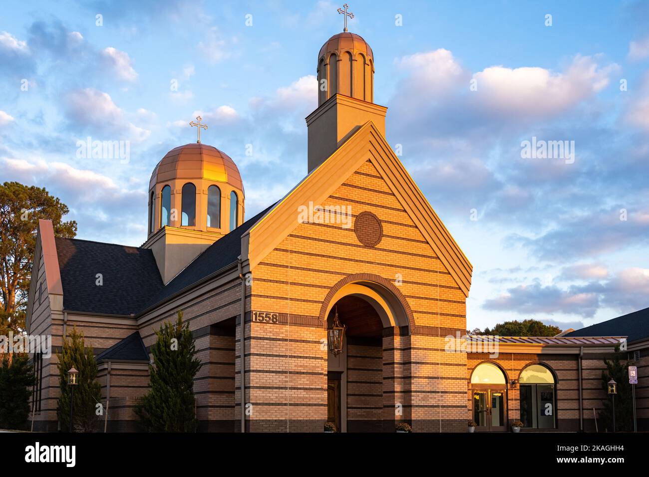 Heilige Peter und Paul Serbisch-orthodoxe Kirche bei Sonnenuntergang in Lilburn, Georgien. (USA) Stockfoto