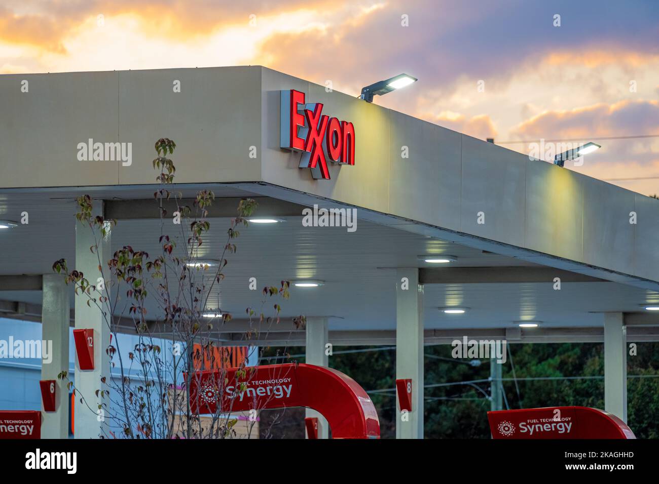 Exxon Tankstelle in der Abenddämmerung in Lilburn, Georgia. (USA) Stockfoto