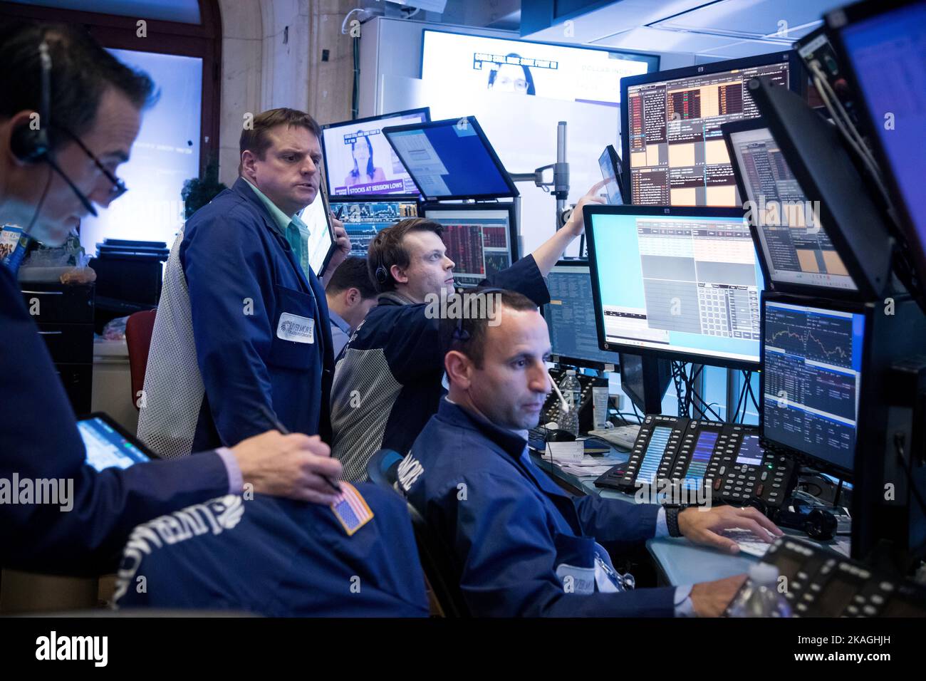 New York, USA. 2.. November 2022. Trader arbeiten am 2. November 2022 auf dem Boden der New Yorker Börse (NYSE) in New York, den Vereinigten Staaten. Die US-Aktien sind am Mittwoch stark gesunken, als der Vorsitzende der US-Notenbank, Jerome Powell, in seinen jüngsten Bemerkungen gegen die Idee einer politischen Wende in naher Zukunft zurückschob. Der Dow Jones Industrial Average fiel um 505,44 Punkte oder 1,55 Prozent auf 32.147,76. Der S&P 500 sank um 96,41 Punkte oder 2,50 Prozent auf 3.759,69. Der Nasdaq Composite Index vergab 366,05 Punkte oder 3,36 Prozent auf 10.524,80. Quelle: Michael Nagle/Xinhua/Alamy Live News Stockfoto