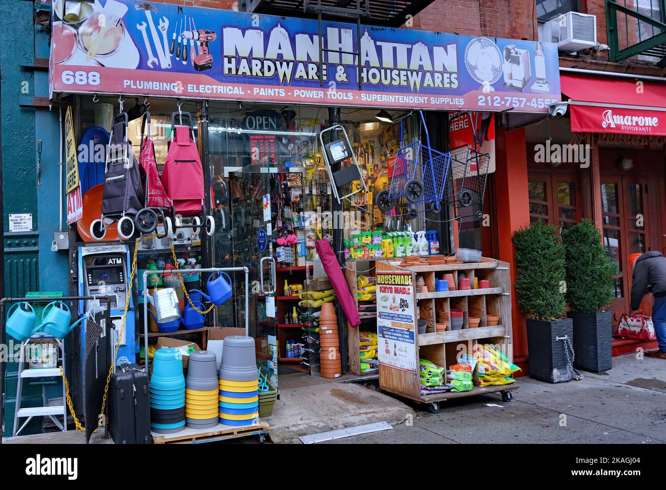 New York, NY - Oktober 2022: Altmodischer Baumarkt im Viertel Hell's Kitchen in Manhattan Stockfoto