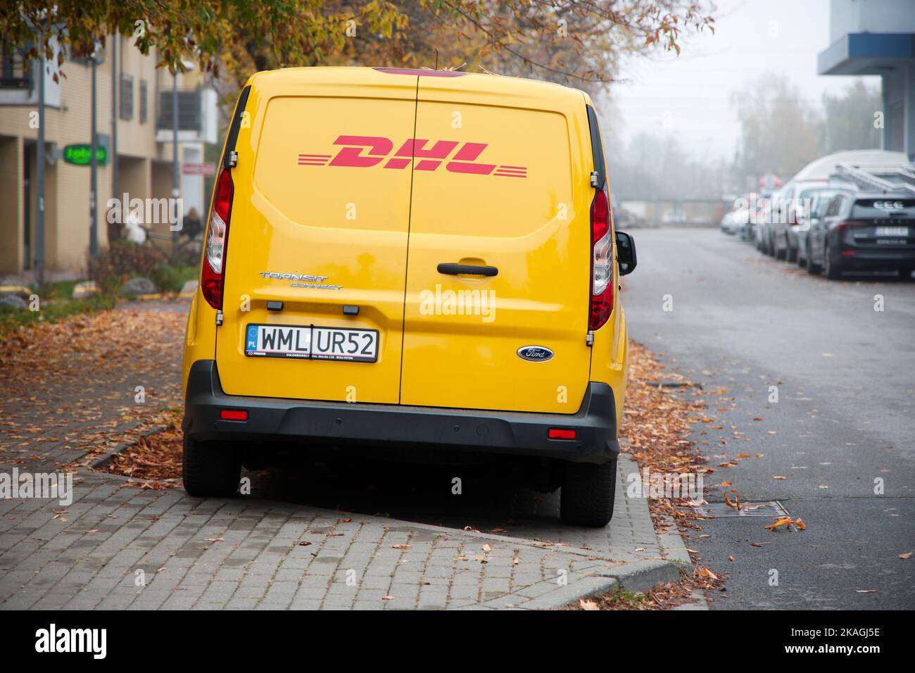 Warschau, Polen. 01.. November 2022. Am 01. November 2022 wird ein DHL-Lieferwagen in Warschau, Polen, gesehen. DHL Global Forwarding, der Spezialist für Luft- und Seefracht der Deutsche Post DHL Group, und GoodShipping, der weltweit führende Anbieter und Marktführer bei der Dekarbonisierung der Containerschifffahrtindustrie durch eine Änderung des Schiffskraftstoffmixes. Mit dem jüngsten Kauf von rund 60 Millionen Litern Sustainable Marine Fuel wird DHL bis 2024 insgesamt 180.000 Tonnen CO2 auf den Versand reduzieren. (Foto von Jaap Arriens/Sipa USA) Quelle: SIPA USA/Alamy Live News Stockfoto