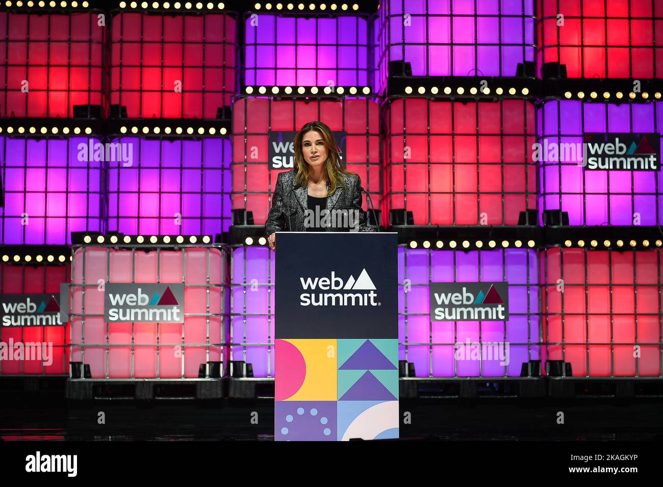 Lissabon, Portugal. 02.. November 2022. Rania Al Abdullah, Königin von Jordanien, spricht am zweiten Tag des Web Summit 2022 in Lissabon vor dem Publikum. Kredit: SOPA Images Limited/Alamy Live Nachrichten Stockfoto