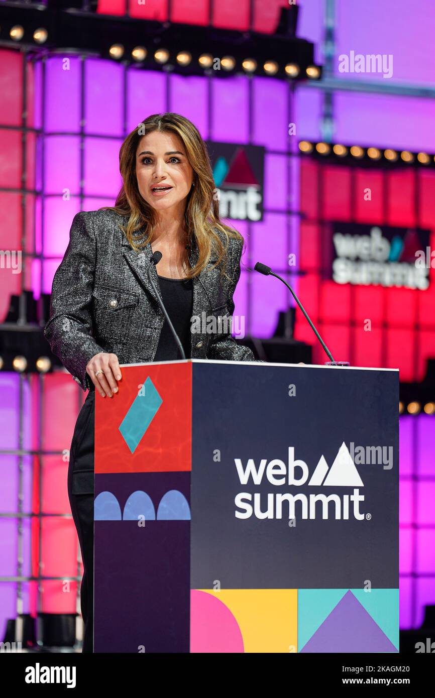Lissabon, Portugal. 02.. November 2022. Rania Al Abdullah, Königin von Jordanien, spricht am zweiten Tag des Web Summit 2022 in Lissabon vor dem Publikum. Kredit: SOPA Images Limited/Alamy Live Nachrichten Stockfoto