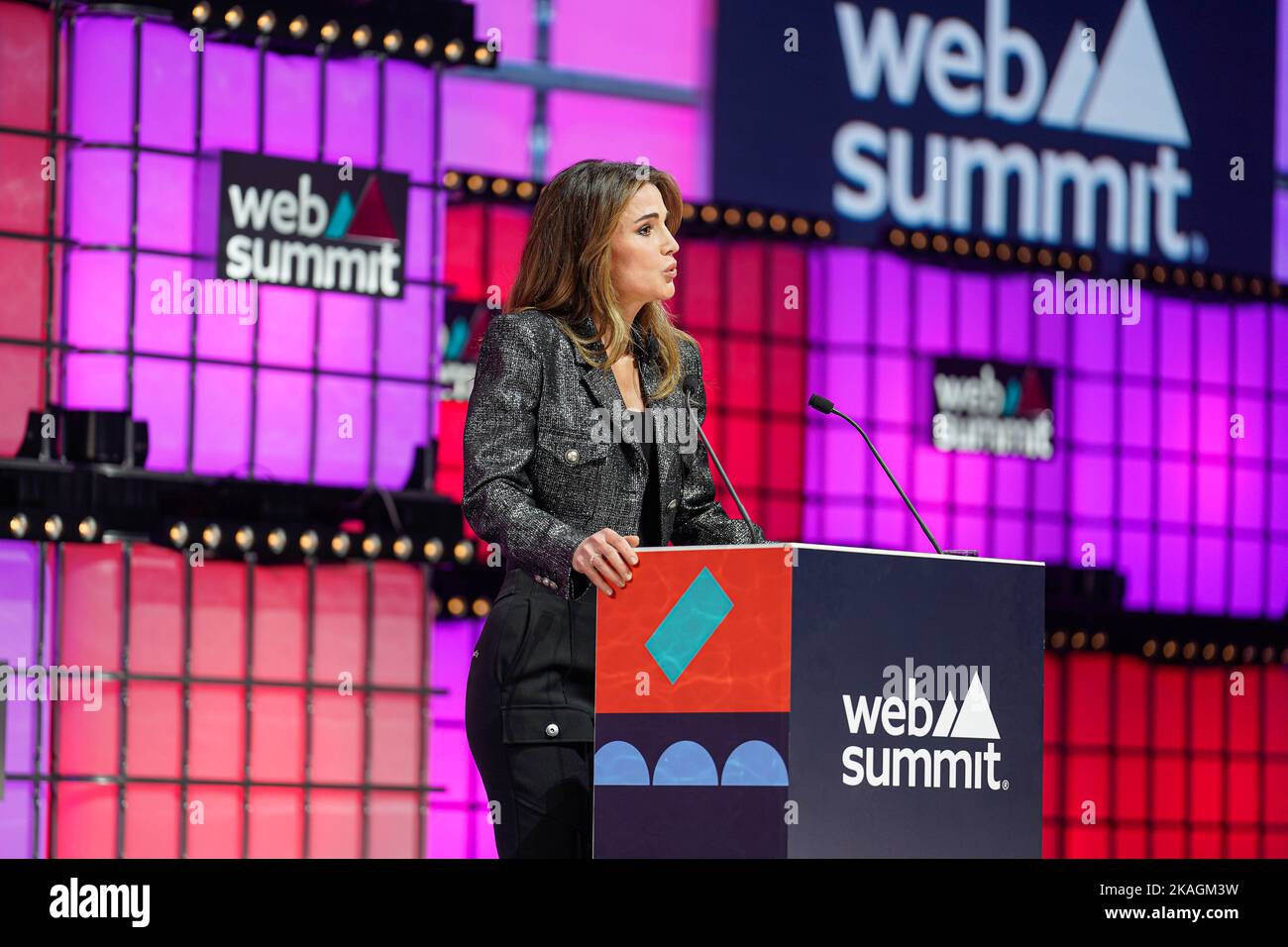 Lissabon, Portugal. 02.. November 2022. Rania Al Abdullah, Königin von Jordanien, spricht am zweiten Tag des Web Summit 2022 in Lissabon vor dem Publikum. (Foto von Bruno de Carvalho/SOPA Images/Sipa USA) Quelle: SIPA USA/Alamy Live News Stockfoto