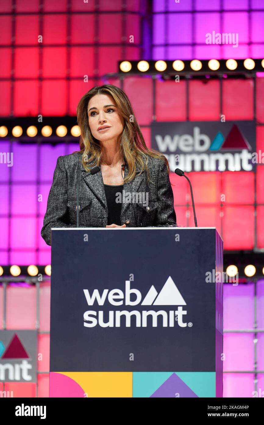 Lissabon, Portugal. 02.. November 2022. Rania Al Abdullah, Königin von Jordanien, spricht am zweiten Tag des Web Summit 2022 in Lissabon vor dem Publikum. (Foto von Bruno de Carvalho/SOPA Images/Sipa USA) Quelle: SIPA USA/Alamy Live News Stockfoto