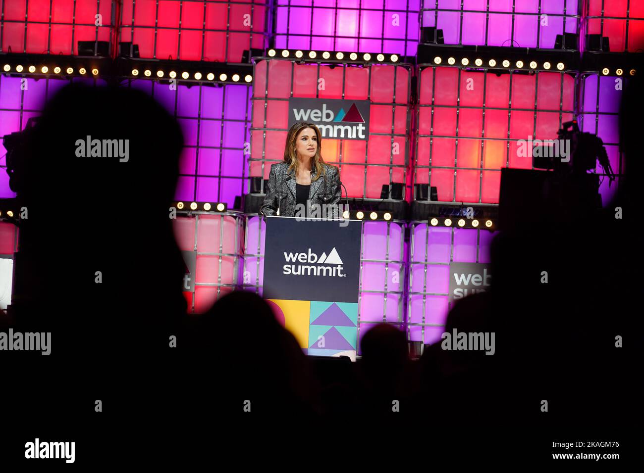 Lissabon, Portugal. 02.. November 2022. Rania Al Abdullah, Königin von Jordanien, spricht am zweiten Tag des Web Summit 2022 in Lissabon vor dem Publikum. (Foto von Bruno de Carvalho/SOPA Images/Sipa USA) Quelle: SIPA USA/Alamy Live News Stockfoto