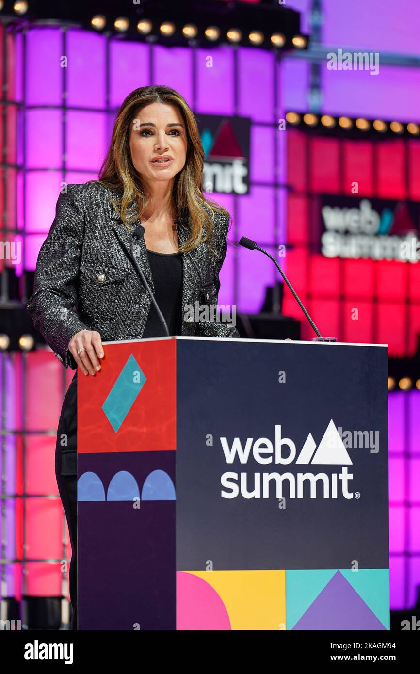 Lissabon, Portugal. 02.. November 2022. Rania Al Abdullah, Königin von Jordanien, spricht am zweiten Tag des Web Summit 2022 in Lissabon vor dem Publikum. (Foto von Bruno de Carvalho/SOPA Images/Sipa USA) Quelle: SIPA USA/Alamy Live News Stockfoto